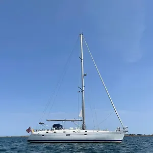 Beautiful And Comfortable Sailboat With Secure Parking Available , Barcelona España